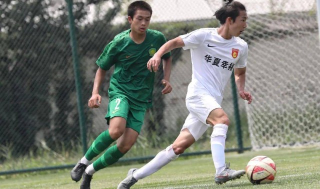  曼联青训小将梅开二度抢镜  