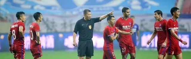 华体会入口- 佛罗伦萨队长染红离场  